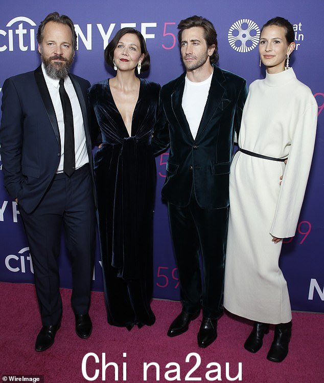 Gyllenhaal 解释说,他的妹妹和 Cadieu 相处得很好,当时她和他一起参加了 Maggie 的电影《迷失的女儿》的首映式。“我姐姐抓住了她,把她拉到那上面红地毯'
