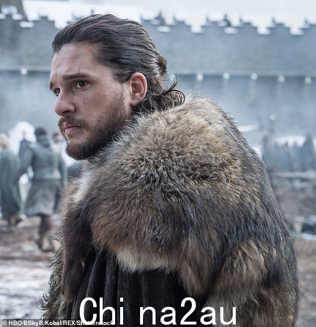 戏弄:去年年底,Kit 在洛杉矶的一次会议上戏弄了围绕他的角色 Jon Snow 的《权力的游戏》衍生剧集