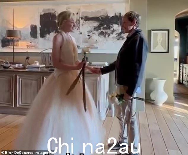 我愿意,是的:Ellen DeGeneres 和 Portia de Rossi 重申了他们的结婚誓言。65 岁的前脱口秀主持人和 50 岁的 Ally McBeal 女演员出现在他们的新家,因为他们再次说‘我愿意’” class=
