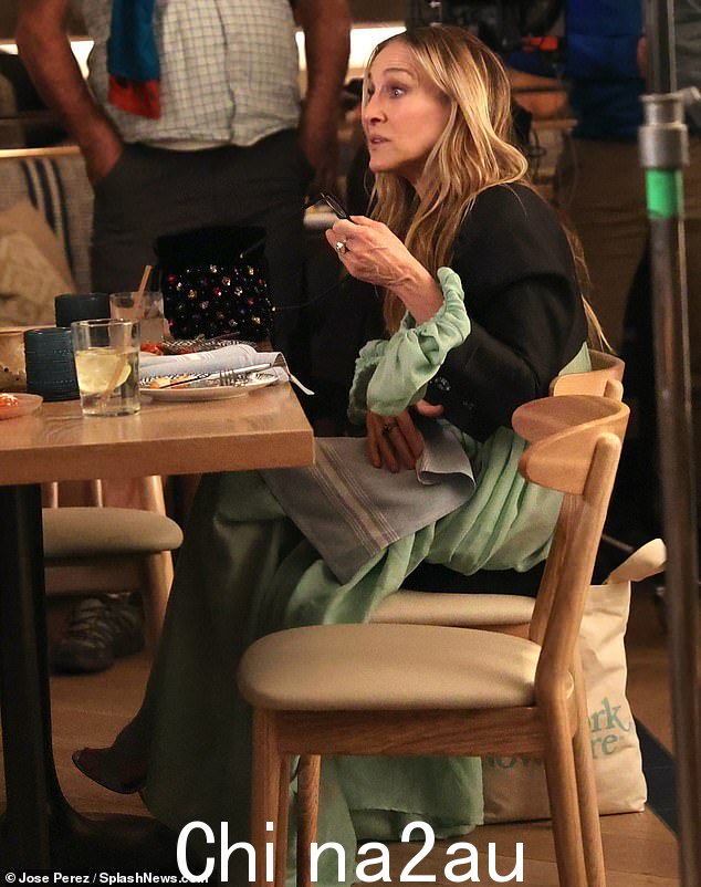 Carrie: Parker, 57, 穿着她角色一贯的时尚服装