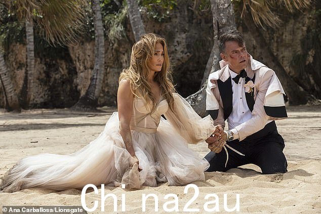 演员:结婚多年的詹妮弗洛佩兹是猎枪婚礼的明星,并且在联合主演乔什杜哈明时证明了一些专横的靴子