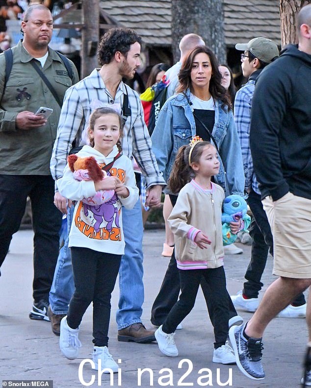 迪斯尼乐园日：凯文乔纳斯带着他的妻子丹妮尔乔纳斯和他们的两个女儿，9 岁的阿莱娜罗斯和 6 岁的瓦伦蒂娜安吉丽娜，到地球上最快乐的地方：迪斯尼乐园