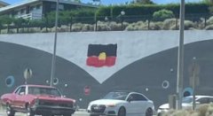 墨尔本出现原住民国旗涂鸦，多数人支持拆除（图）