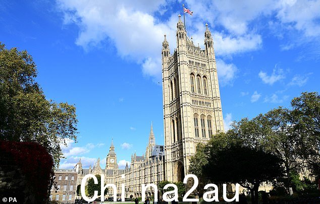 根据官方记录,大约 300 名前国会议员继续享有进入议会的特权