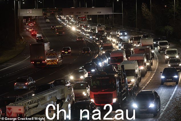 在今天的铁路罢工行动中,格林威治 A102M 布莱克威尔隧道的交通队列