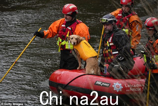 兰开夏郡警方的搜索犬和兰开夏郡消防和救援服务队的工作人员搜索怀尔河
