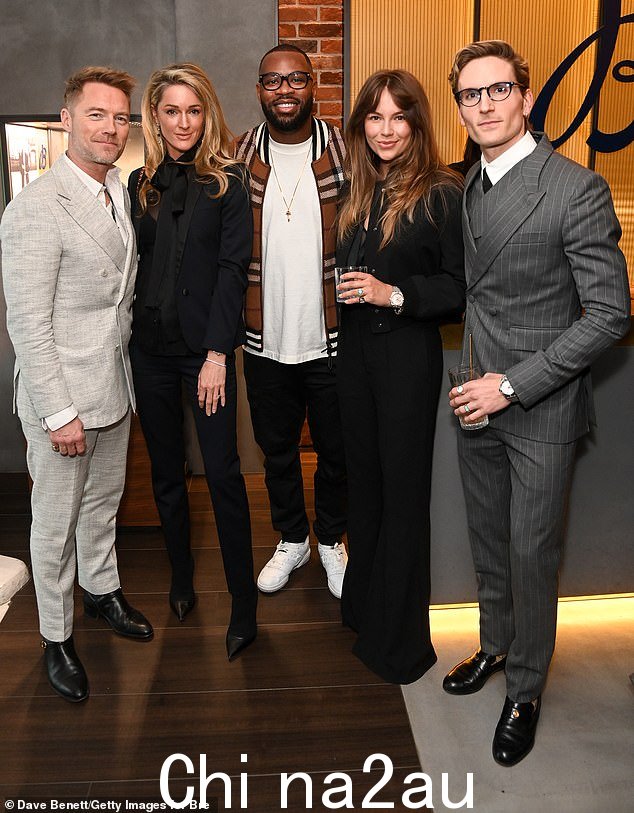 好朋友:Ronan、Storm、Ugo Monye、Emma Louise Connolly 和 Oliver Proudlock 在活动中合影