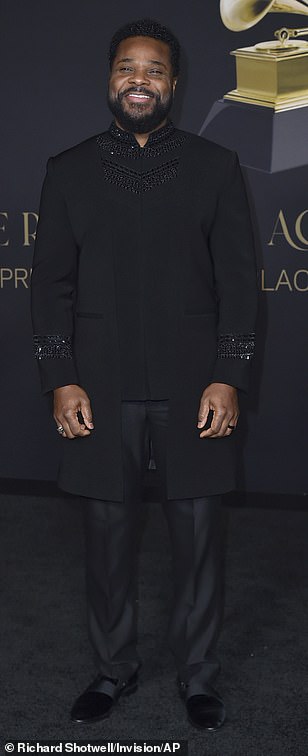 Handsome:52 岁的演员 Malcolm-Jamal Warner 身着一身黑色,非常帅气