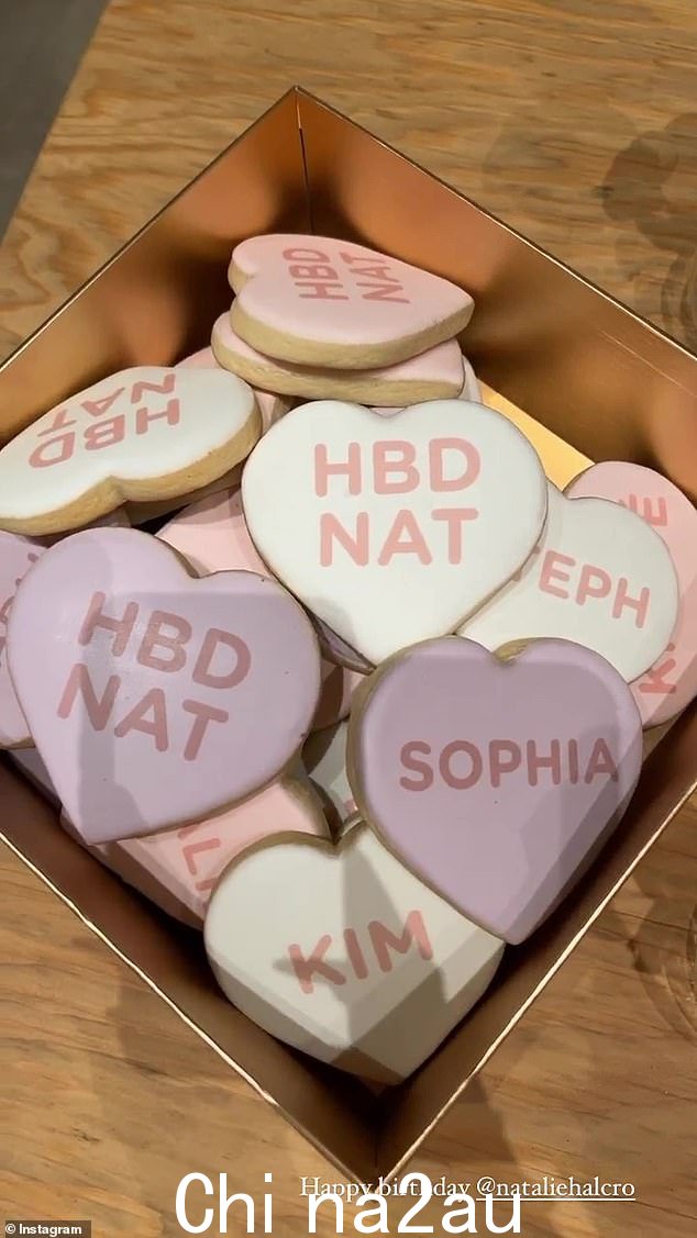 自定义糖果:一个金色的盒子里装满了五颜六色的心形饼干'HBD Nat' 以及用食用墨水印在上面的出席者的名字