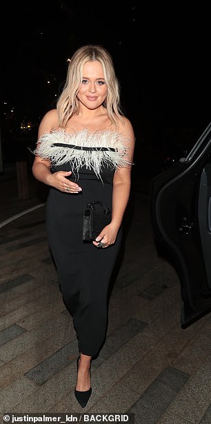 离开:Emily Atack 被拍到昂首阔步走出会场