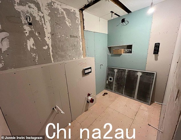 装修:这位 49 岁的电视节目主持人拆掉了他的浴室,并承担了额外的工作来资助该项目——粉丝们称赞他的“力量和决心”