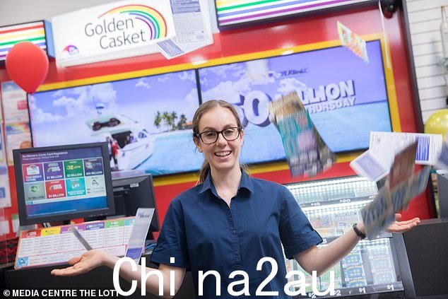 如图,乐透报刊店工作人员。一位维多利亚时代的妇女在网上购买彩票后获得了超过 4000 万美元的乐透奖金