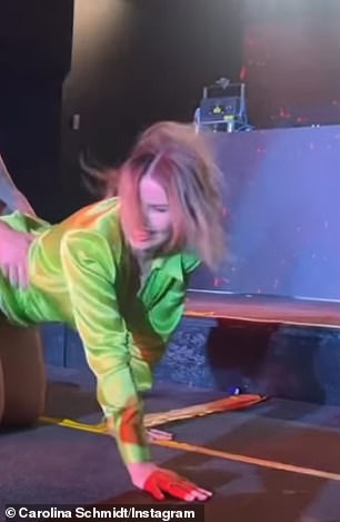 金发美女弯腰笑了
