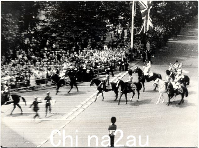 Sarjeant,17 岁,在 1981 年事件中被一名士兵和警察制服,然后被捕并被起诉