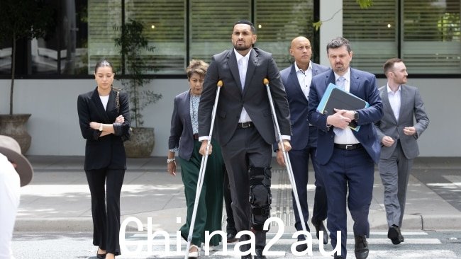 Nick Kyrgios 在他的女朋友 Costeen Hatzi 和兄弟 Christos 的陪同下在堪培拉法庭。图片:NCA NewsWire / Gary Ramage