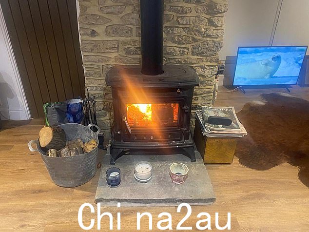 燃木炉前的香薰蜡烛即使没有点亮也能使房间散发香味。但要注意不要离它们太近