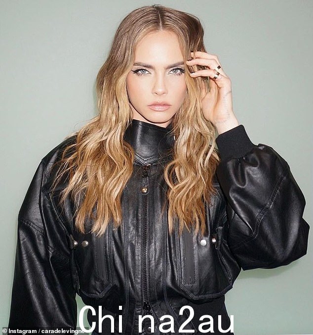 超模 Cara Delevingne(活动前的照片)显得有些压抑——这很可能与她整晚不喝酒有关