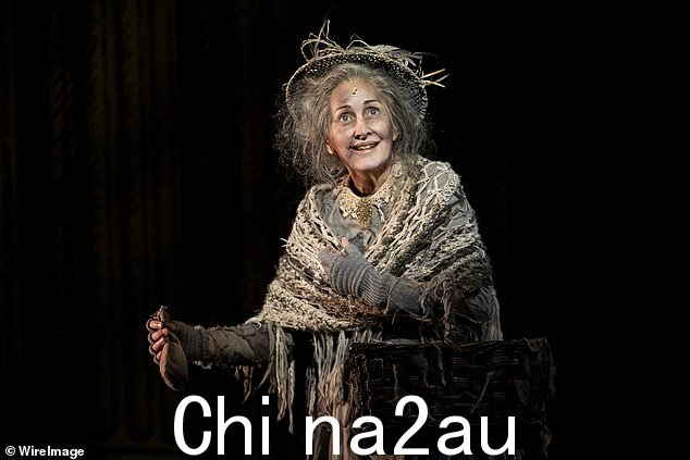 舞台明星 Marina Prior 已经为最新制作的热门音乐剧 Mary Poppins 改变了自己,现在正在墨尔本的女王陛下剧院上演 图为:Marina Prior 在著名的演出中无法辨认是鸟女1964年迪士尼电影《 class=