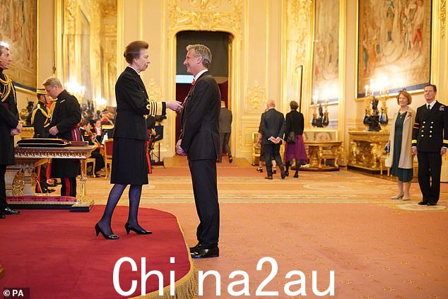 The Last Leg 主持人,52 岁,分享了他去年与皇室成员会面时的有趣轶事,当时她在温莎城堡向他颁发了 MBE