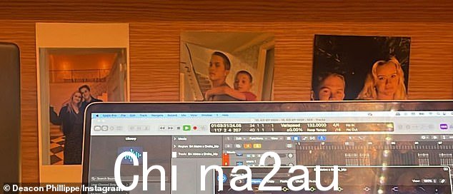 Aww 太可爱了,他爱他的妹妹:在他最新的 Insta Stories 快照中,他展示了他制作歌曲的电脑。在他身后是一排照片,其中一张照片是他和他的姐姐 Ava 和弟弟 Tennessee