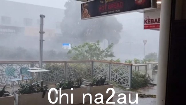 一场强风暴袭击了中北部的麦夸里港周五下午海岸n、带来大雨、冰雹和阵风。图片:提供