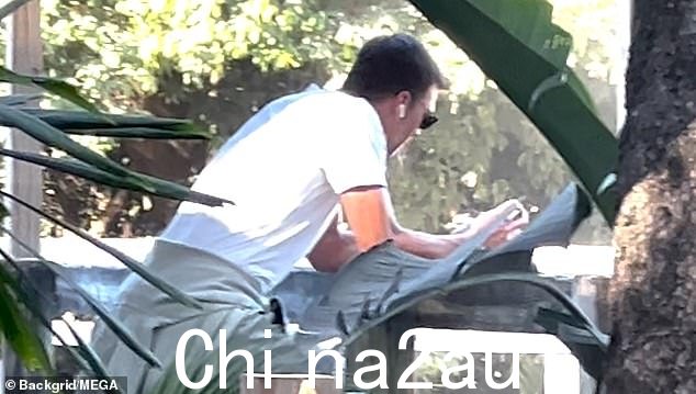这位明星在通话期间戴着墨镜遮住脸,但在整个课程中都微笑着大声鼓励他的女儿