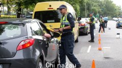 据称，在 Nambour 发生两起车祸后，阳光海岸妇女的血液酒精读数超过法定限值八倍以上