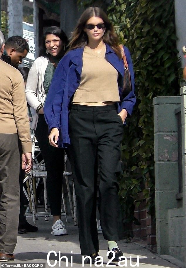 呼吸新鲜空气:Kaia Gerber 周五早上在洛杉矶 Los Feliz 社区散步时被发现