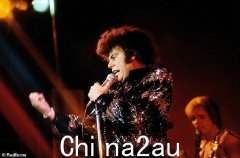 加里·格利特 (Gary Glitter) 因性虐待儿童只服了一半刑期后，受害者大发雷霆