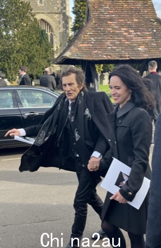 Ronnie Wood 和他的妻子 Sally Humphries 一起出席了会议