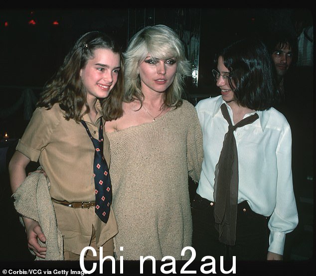 Debbie Harry 和她的朋友在 New Y 看到的盾牌ork 的 Studio 54 作为一个年轻的女孩