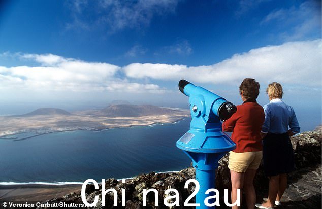 Lanzarote 拥有超过 200 座火山的独特景观,从上面可以看到令人惊叹的岛屿景色