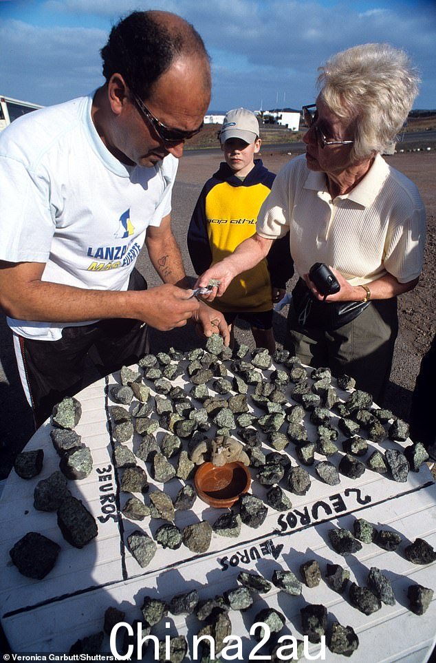 游客在 2003 年在受欢迎的度假岛上购买火山岩