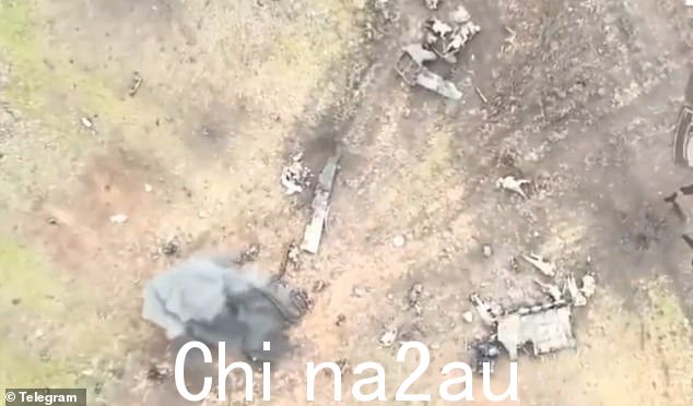 一架乌克兰无人机拍下了一群俄罗斯军队在顿涅茨克的乌克兰城市巴赫穆特附近遭到猛烈炮火袭击的瞬间