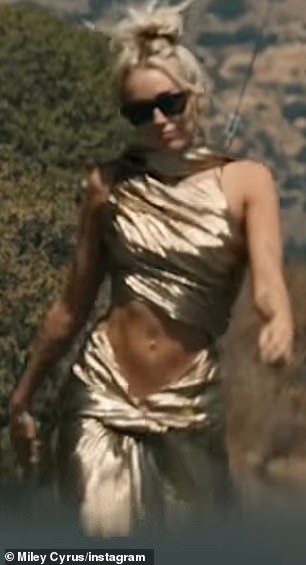 戏剧绽放:在 Miley 的热门歌曲 Flowers 的音乐视频中,她的前夫 Liam Hemsworth 毫不掩饰地挑衅——她穿着紧身的金色连衣裙在好莱坞山上大摇大摆地走来走去