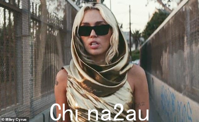 Queen of Shade?在麦莉·赛勒斯的粉丝推测她与饥饿游戏联合主演利亚姆·海姆斯沃斯有过一段风流韵事后一周多她就露面了