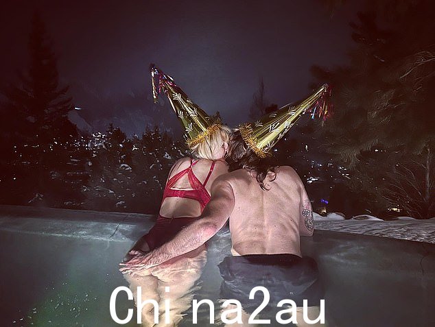 庆祝:美国达人秀评委结过两次婚,汤姆结过一次婚; Heidi and Tom celebrating the New Year