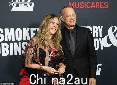 汤姆·汉克斯 (Tom Hanks) 和丽塔·威尔逊 (Rita Wilson) 在 MusiCares 年度人物晚会上散发着优雅气质