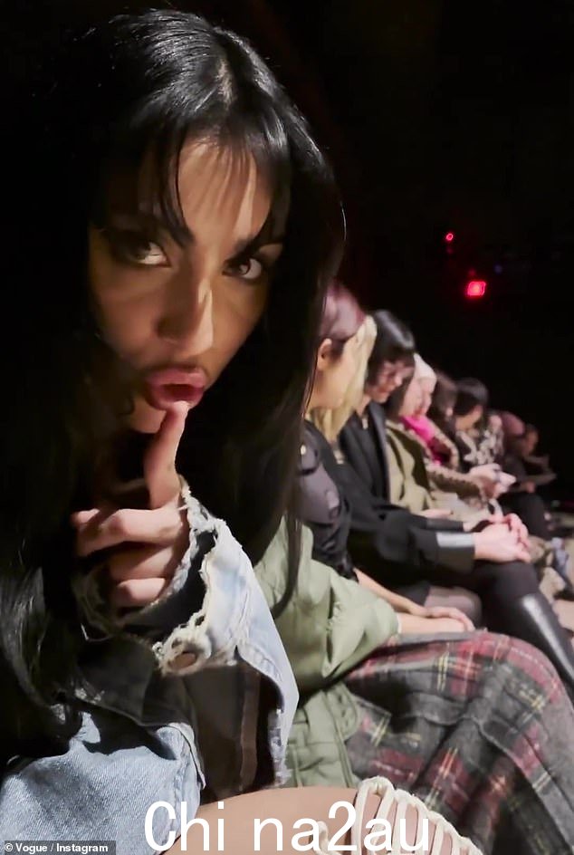 骄傲的地方:'郑重声明,Lola Leon 参加了@marcjacobs 的 2023 年春季时装秀,并且一路走来,尽管衣橱出了故障!'标题坚持