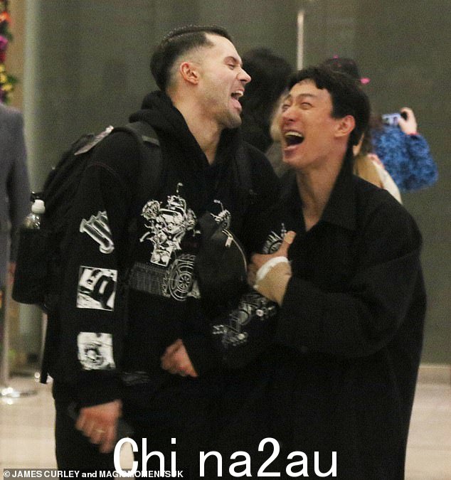 Hilarious: 在其他地方,有人看到专业舞者 Carlos Gu 紧紧抓住 Jake Leigh