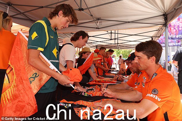 Scorchers 的 Nick Hobson 在 Forrest Chase 的珀斯 Scorchers 球迷日期间签名。Scorchers 是击败布里斯班热火队的压倒性热门