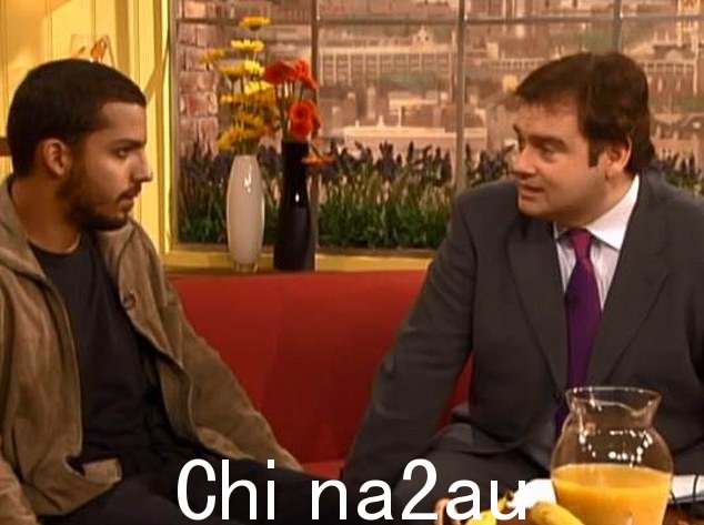 尴尬!大卫因试图在水上行走而惊艳伦敦人而闻名,当他接受主持人 Eamonn Holmes 的“采访”时,大卫让 GMTV 的观众对他们的玉米片畏缩不前