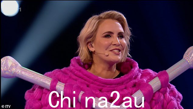 熟悉的面孔:来自流行音乐的 Claire Richards up Steps 被揭露为穿着服装的歌手。她说:“这太棒了,我非常喜欢它”