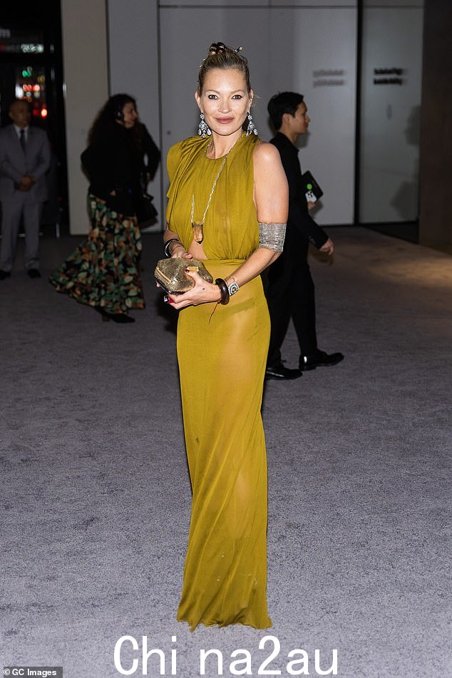 Kate Moss 今天 49 岁,但多亏了 AI 技术,她可以穿着 2023 年的设计再次以 19 岁的样子出现在 T 台上