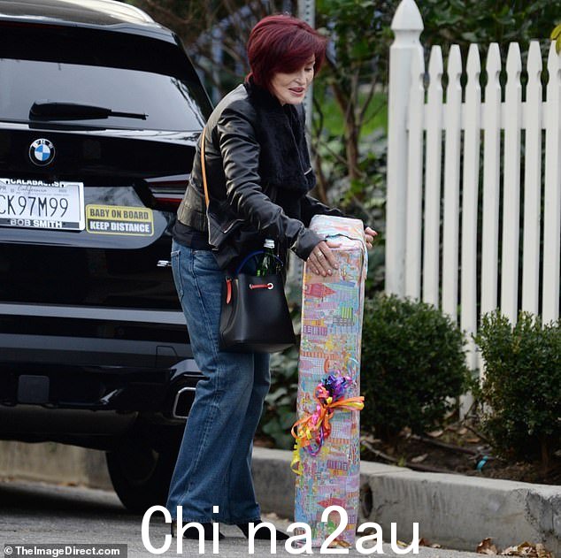女族长:Sharon Osbourne 陪女儿去儿子家,帮忙带礼物