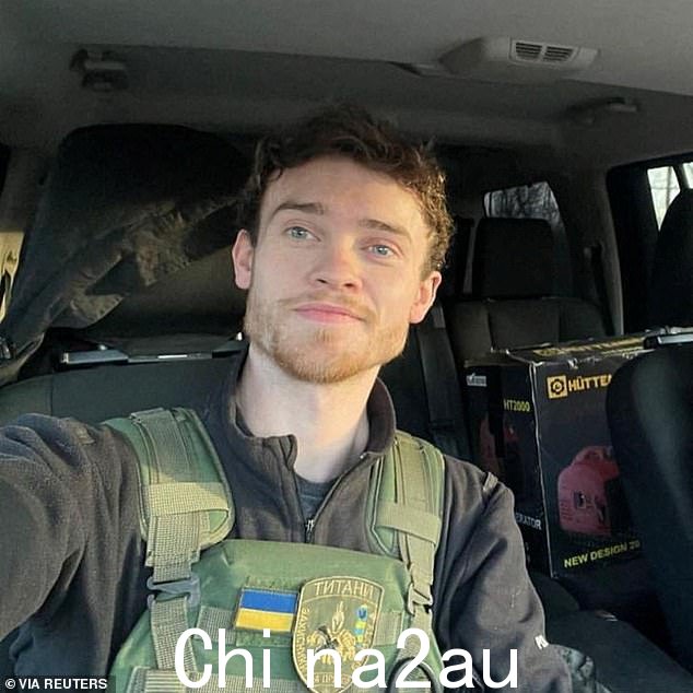 Chris Parry,如图,今年 1 月在乌克兰 Soledar 为帮助平民而牺牲