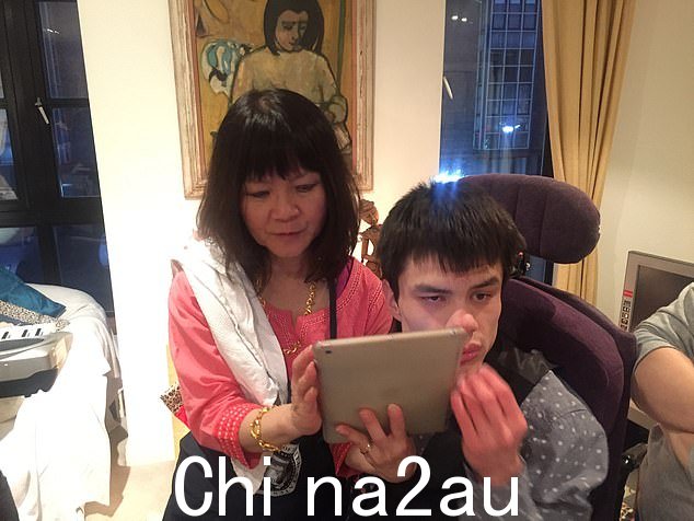 Humphrey 和他的妻子 Jonie,当时都 41 岁,他们有一个选择——医生可以进行一系列有风险的侵入性手术来挽救 Christopher,或者他们可以关闭机器,挽救他的生命of disabilities