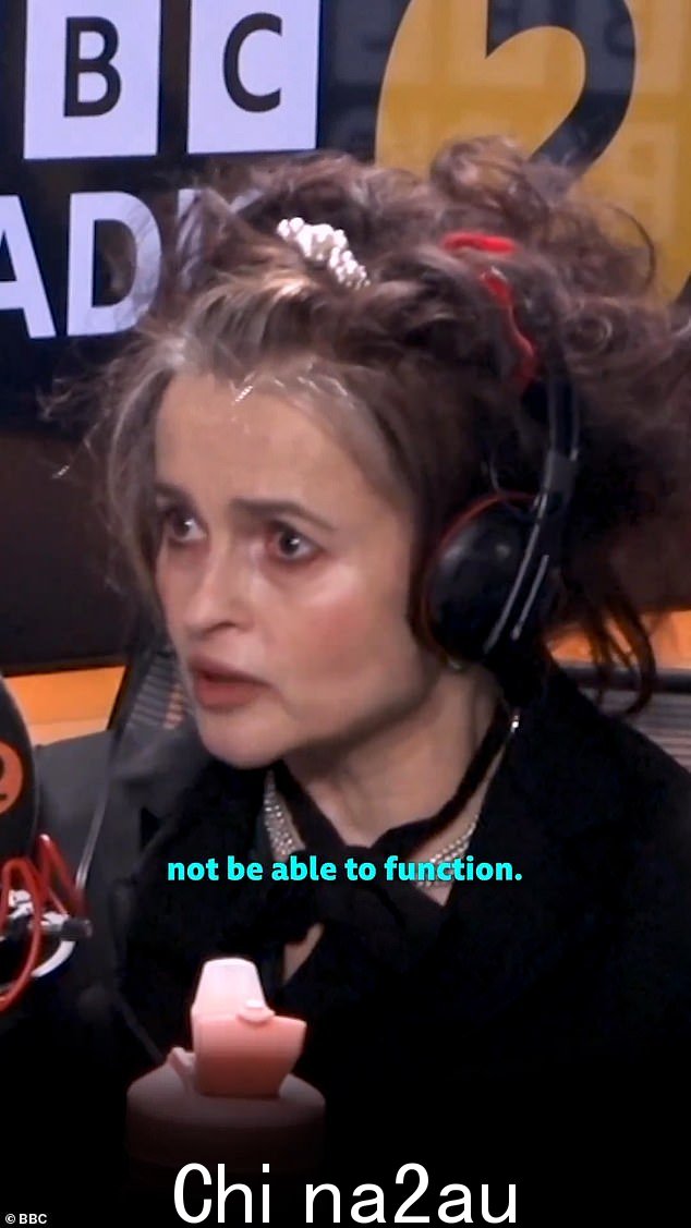 Candid: Helena Bonham Carter,曾与理查德一起出演 1997 年的电影《让蜘蛛飞翔》,称赞她的朋友处理妻子去世的方式