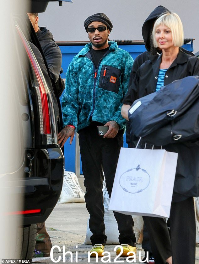 外出走动:周五下午,Quavo 在离开比佛利山庄的 Prada 商店时被发现,这是自他的 Migos 乐队成员 Takeoff 的葬礼后他首次公开露面