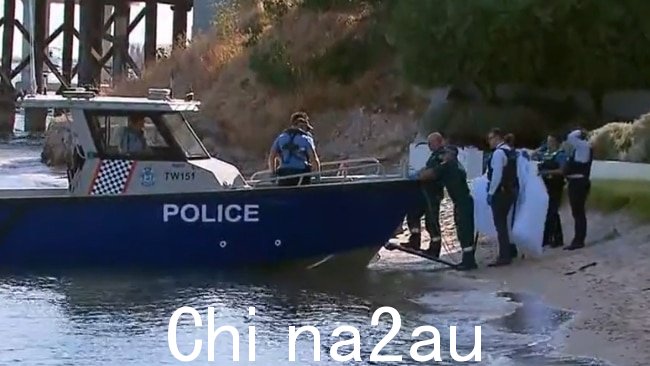 周六，警方和紧急服务人员赶往珀斯斯旺河的鲨鱼袭击现场。图片：9News